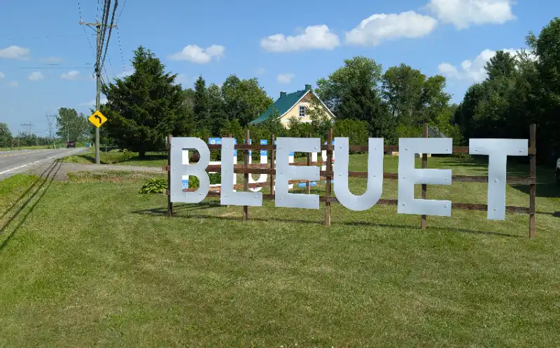 Grand panneau BLUET au bord du chemin de la Bleuetière de la Ferme GeoBastien
